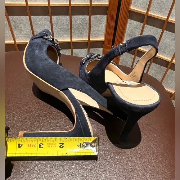 Navy blue suede Charles David 4” pump - Picture 7 of 12